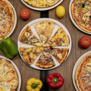 1 Pizza moyenne (31cm) + 1 Pizza géante (40cm) (à emporter sur place uniquement)